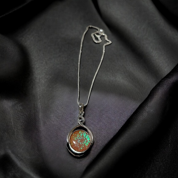 NATURAL AUSTRALIAN TRIPLET OPAL with 925 Silver chain - Picture 2 of 3